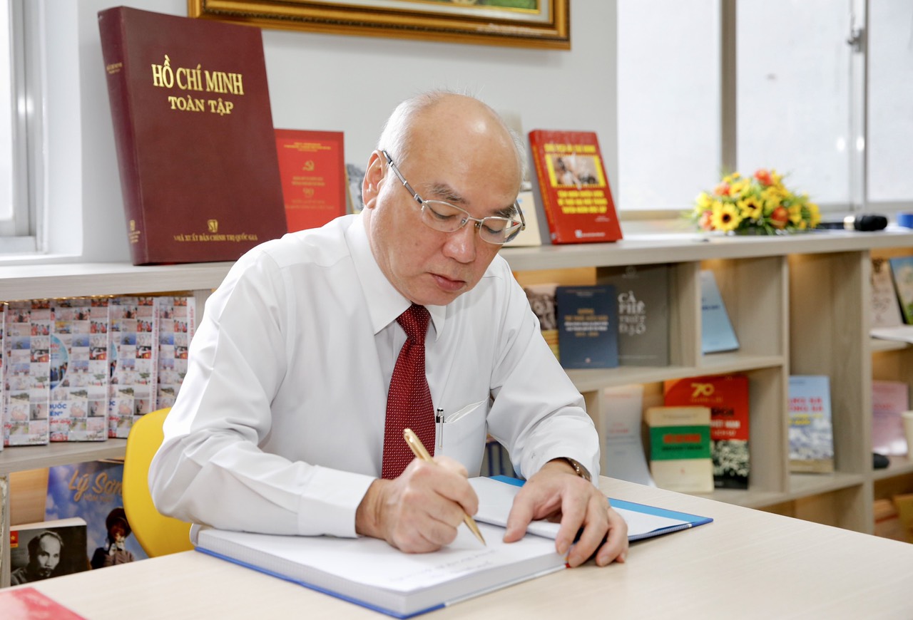 Báo Người Lao Động khánh thành Không gian Văn hóa Hồ Chí Minh: Hun đúc, nuôi dưởng tinh thần ái quốc - Ảnh 5.