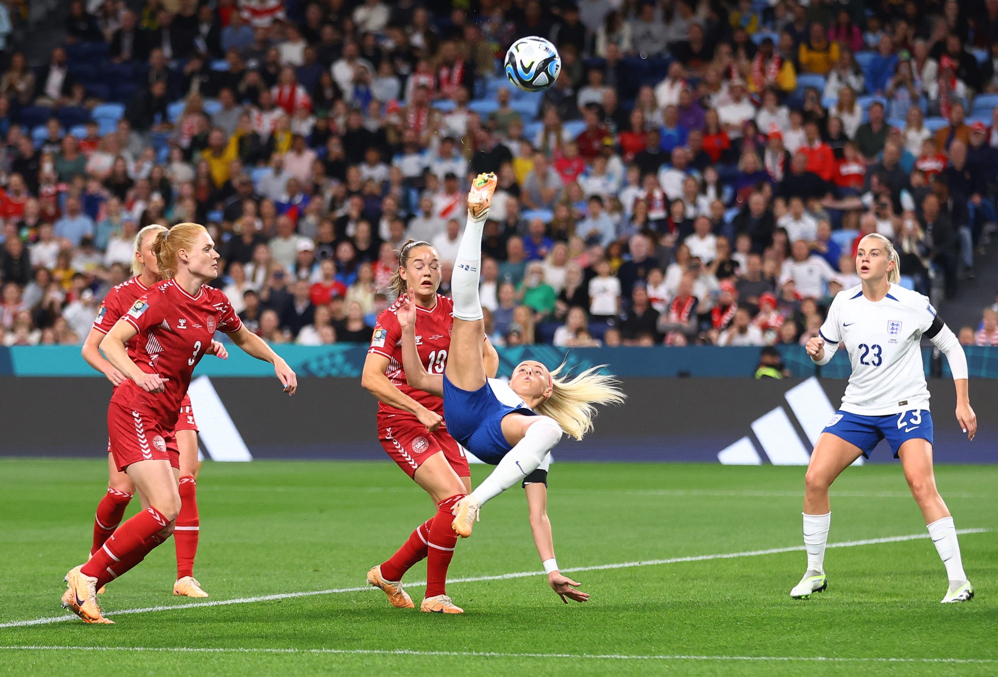 World Cup nữ 2023: Anh đoạt tấm v&eacute; thứ 3 v&agrave;o v&ograve;ng 1/8 c&ugrave;ng sự mất m&aacute;t của trụ cột - Ảnh 2.