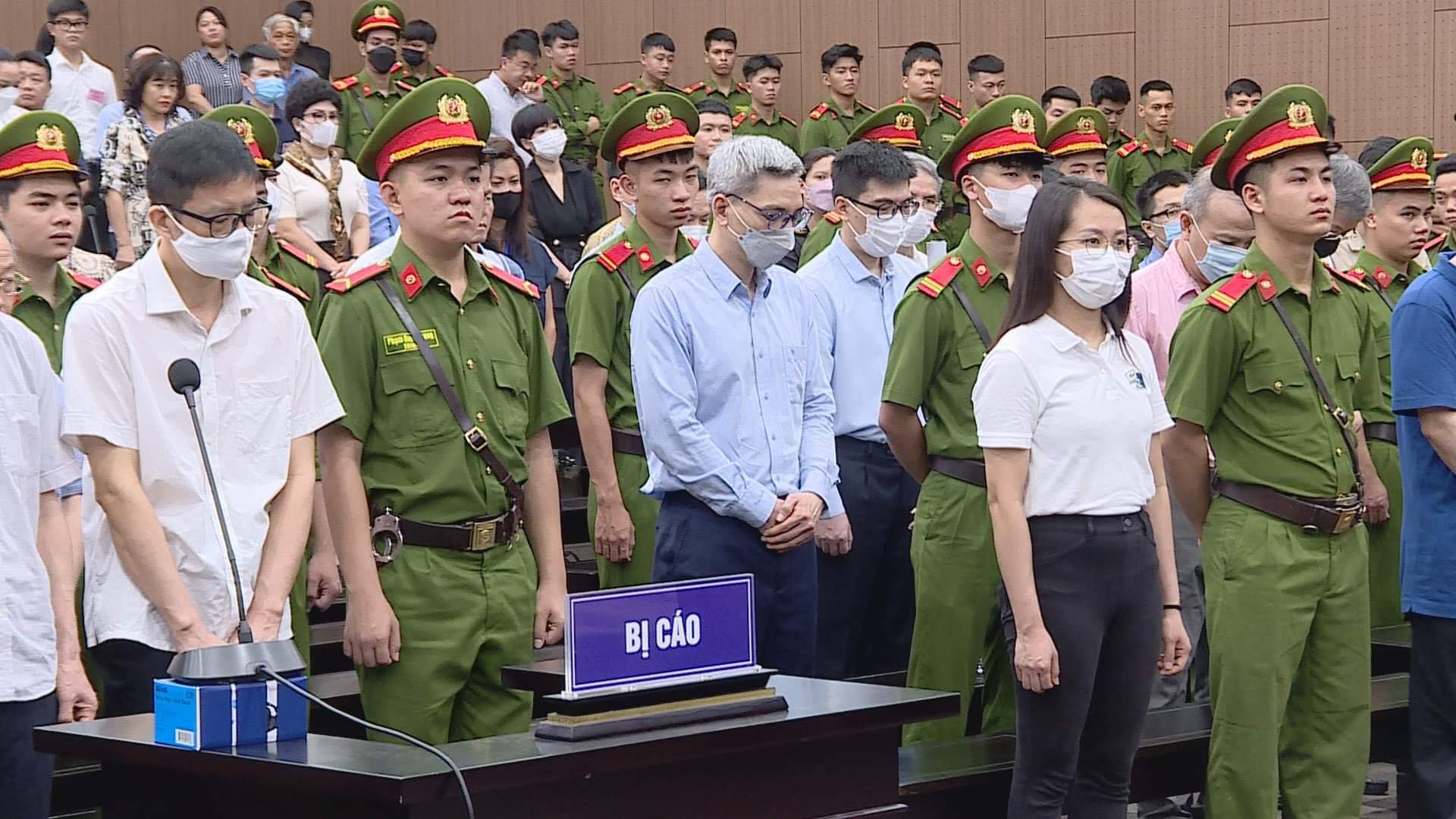 H&igrave;nh ảnh c&aacute;c bị c&aacute;o vụ Chuyến bay giải cứu tới to&agrave; nghe tuy&ecirc;n &aacute;n - Ảnh 14.