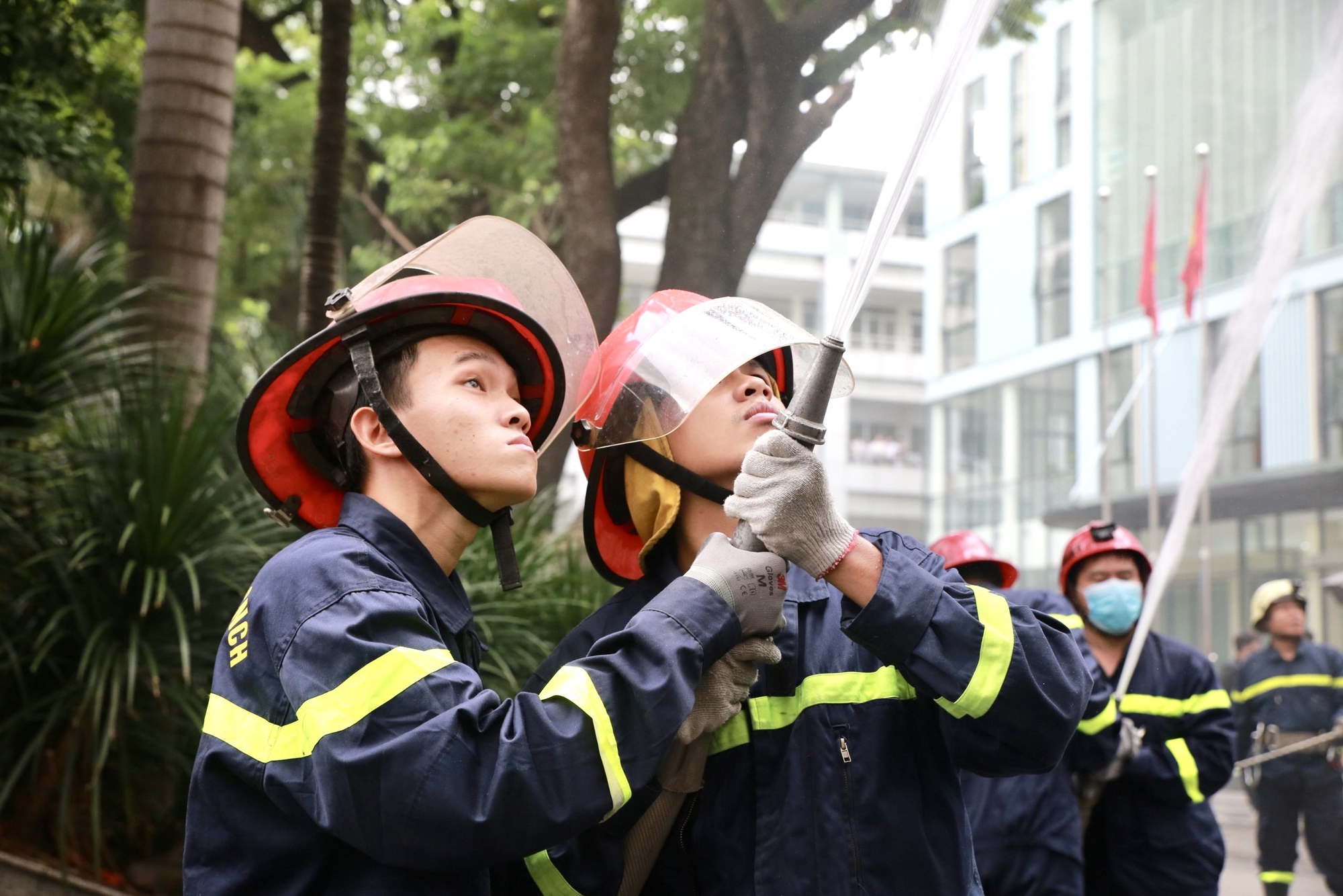 C&ocirc;ng an hướng dẫn tho&aacute;t nạn cho 300 người ở Trường ĐH C&ocirc;ng nghiệp TP HCM - Ảnh 2.