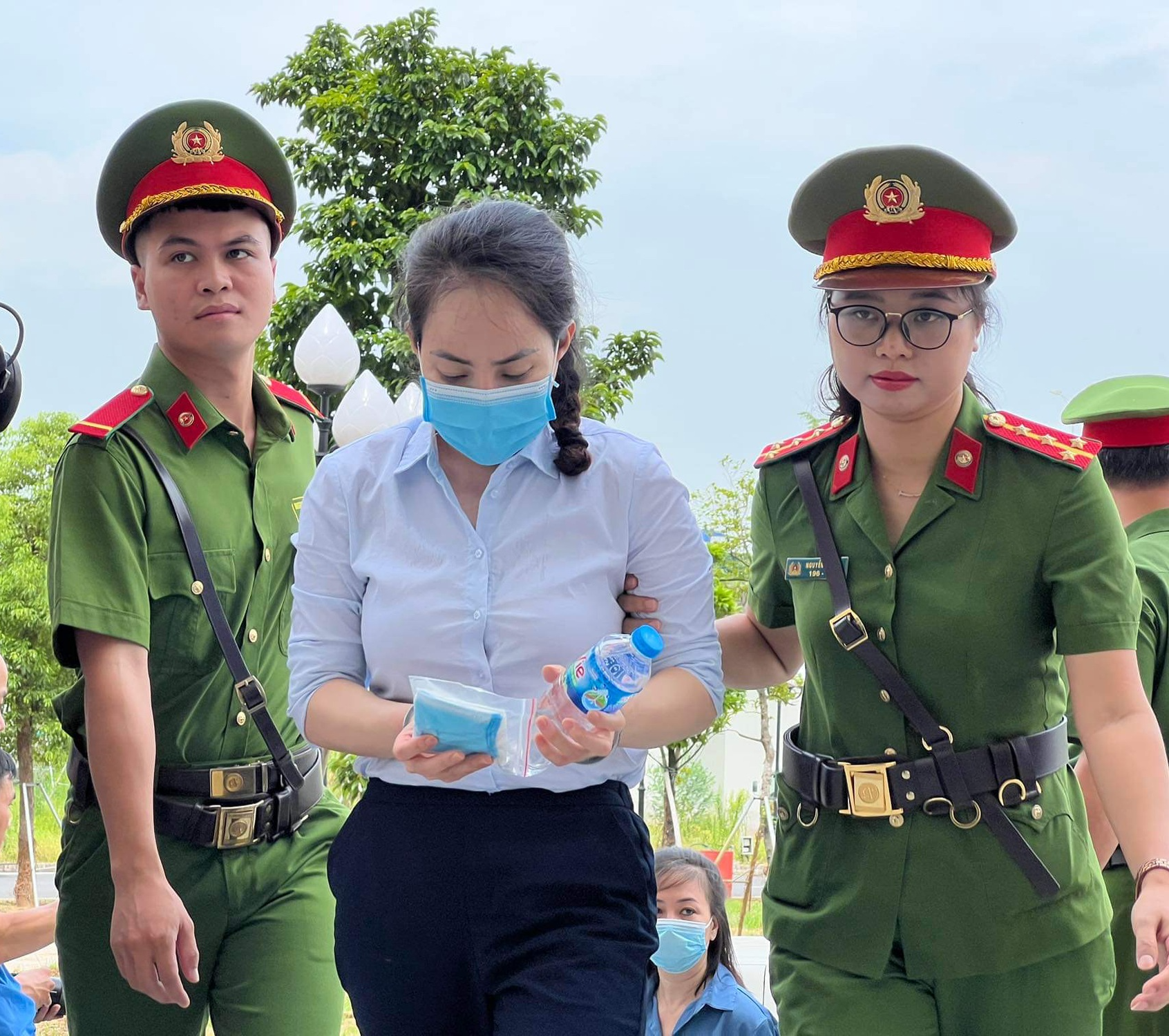 H&igrave;nh ảnh c&aacute;c bị c&aacute;o vụ Chuyến bay giải cứu tới to&agrave; nghe tuy&ecirc;n &aacute;n - Ảnh 9.