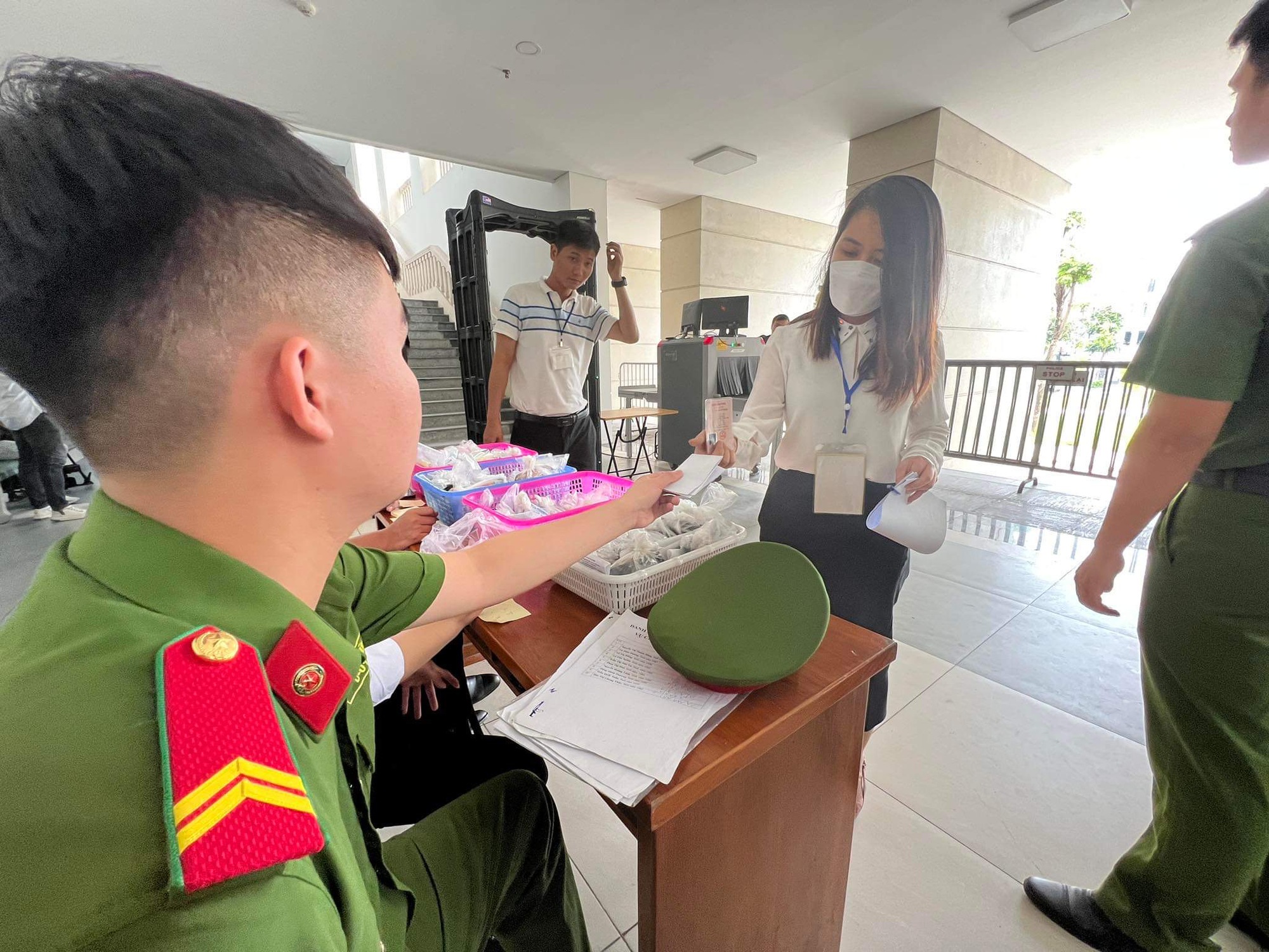 H&igrave;nh ảnh c&aacute;c bị c&aacute;o vụ Chuyến bay giải cứu tới to&agrave; nghe tuy&ecirc;n &aacute;n - Ảnh 1.