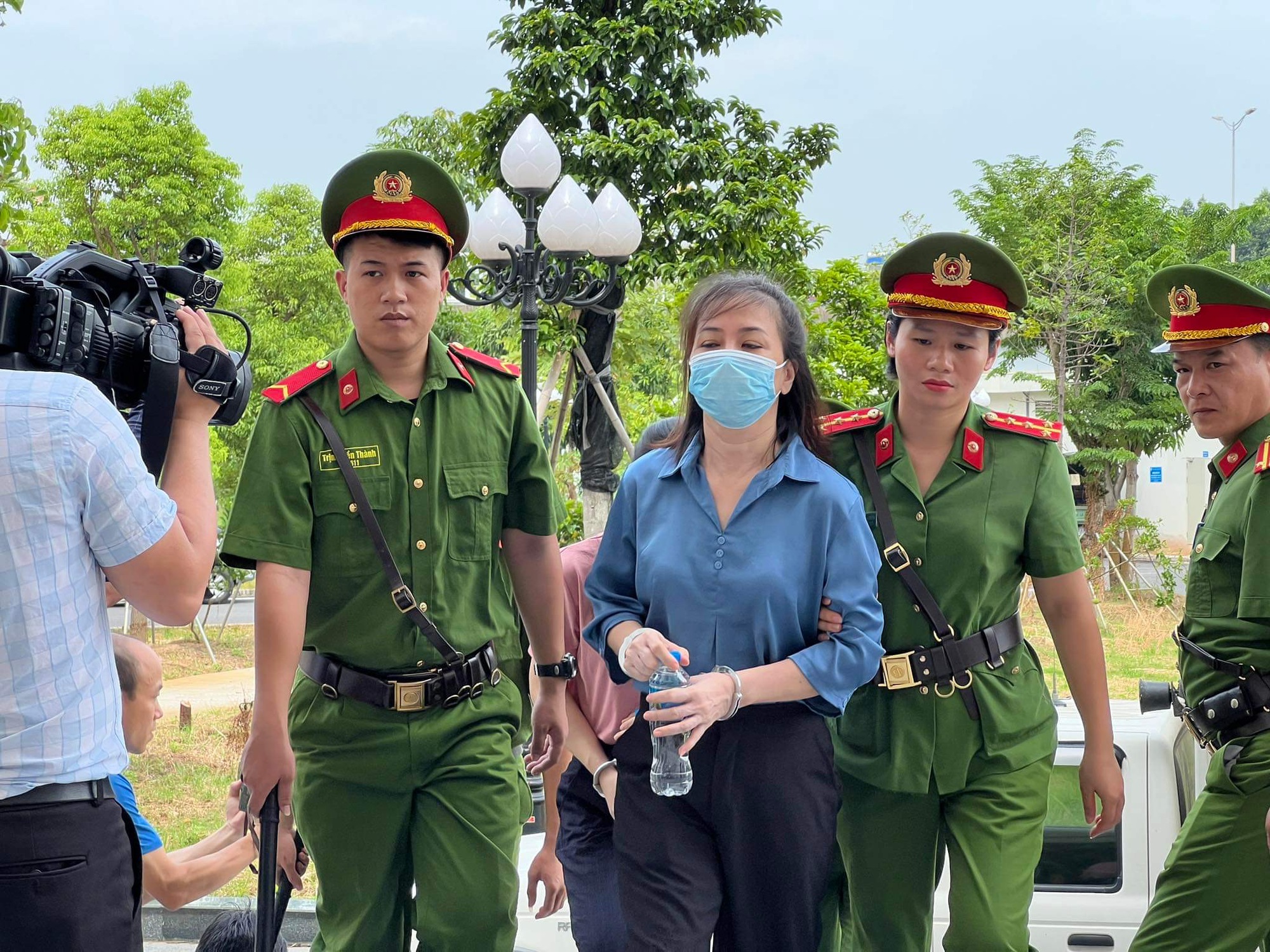 H&igrave;nh ảnh c&aacute;c bị c&aacute;o vụ Chuyến bay giải cứu tới to&agrave; nghe tuy&ecirc;n &aacute;n - Ảnh 11.
