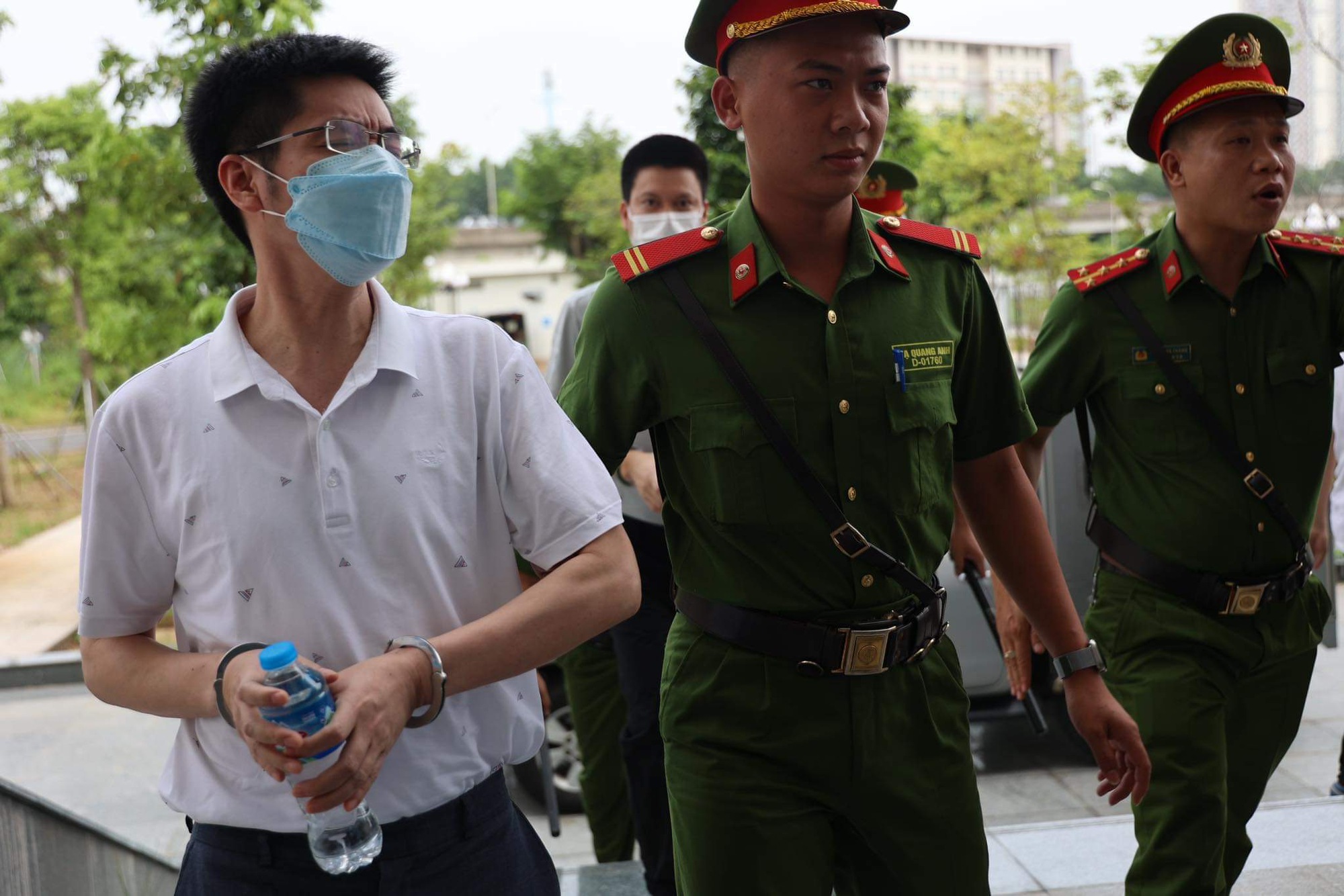 H&igrave;nh ảnh c&aacute;c bị c&aacute;o vụ Chuyến bay giải cứu tới to&agrave; nghe tuy&ecirc;n &aacute;n - Ảnh 8.
