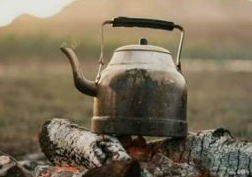 Chị chồng đổ nước sôi vào người em dâu mang bầu và cháu nhỏ 4 tuổi