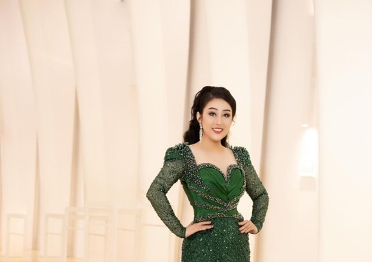MC Kim Trang rạng ngời tỏa nắng với dạ hội của Minh Hùng