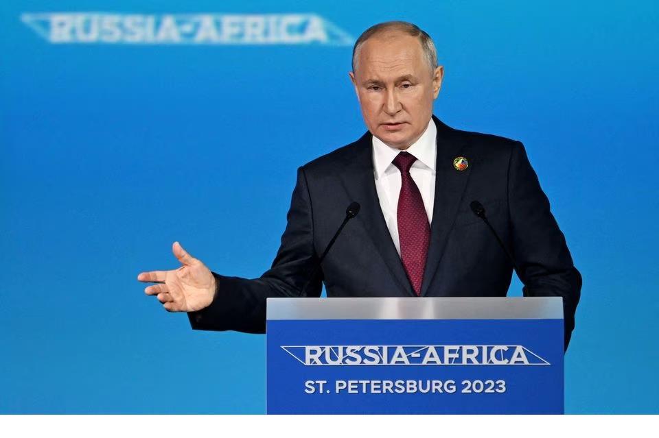 Nga xóa, giãn nợ 684 triệu USD cho Somalia, tặng trực thăng cho tổng thống Zimbabwe