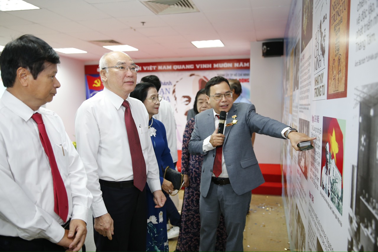 Báo Người Lao Động khánh thành Không gian Văn hóa Hồ Chí Minh: Hun đúc, nuôi dưởng tinh thần ái quốc - Ảnh 4.