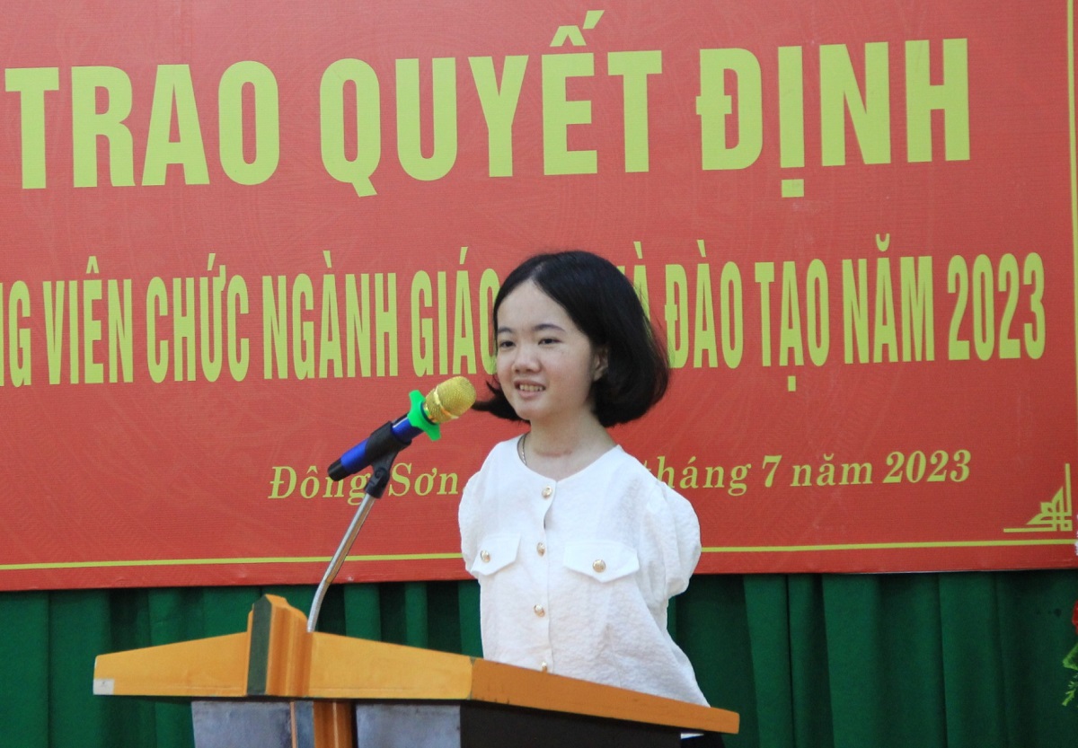 C&ocirc; g&aacute;i kh&ocirc;ng tay x&uacute;c động nhận quyết định tuyển dụng đặc c&aacute;ch từ Chủ tịch Thanh H&oacute;a - Ảnh 4.