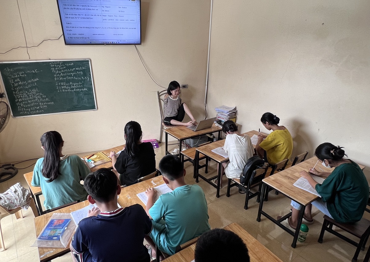 C&ocirc; g&aacute;i kh&ocirc;ng tay x&uacute;c động nhận quyết định tuyển dụng đặc c&aacute;ch từ Chủ tịch Thanh H&oacute;a - Ảnh 6.