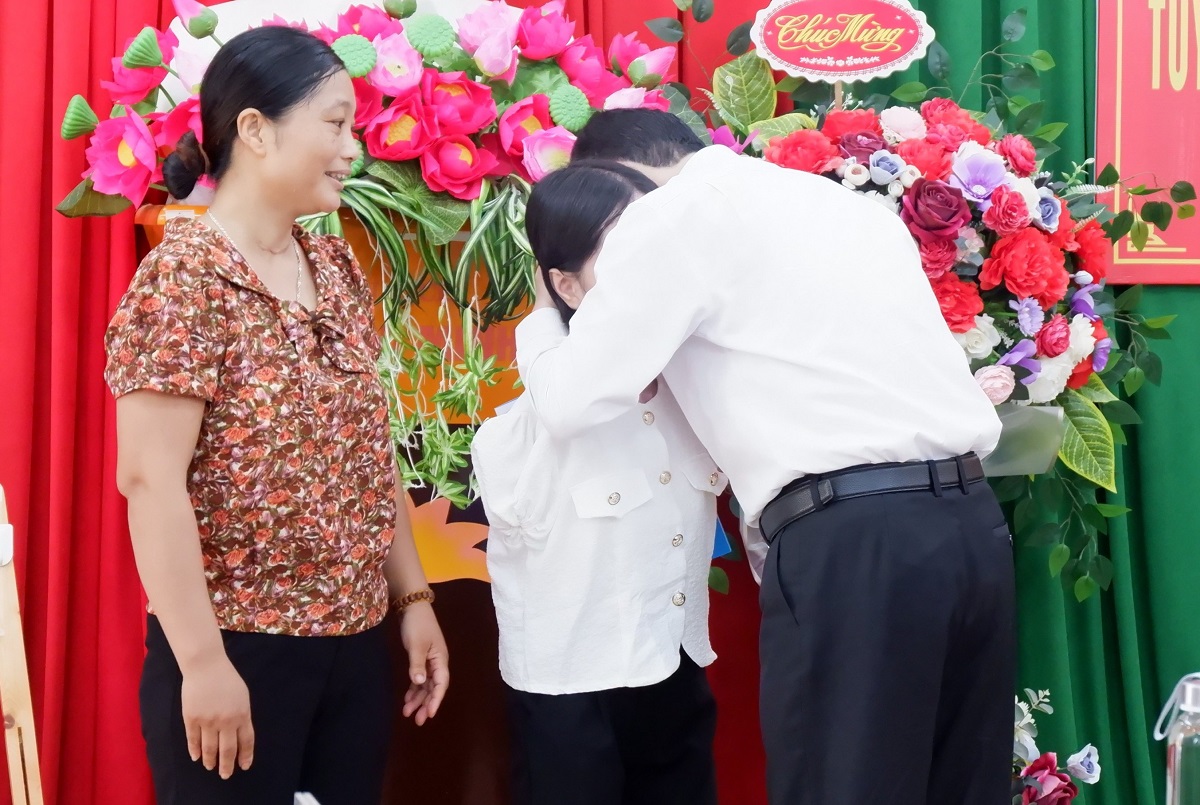 C&ocirc; g&aacute;i kh&ocirc;ng tay x&uacute;c động nhận quyết định tuyển dụng đặc c&aacute;ch từ Chủ tịch Thanh H&oacute;a - Ảnh 2.