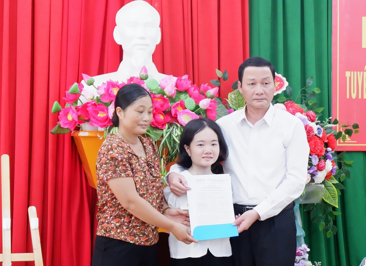 C&ocirc; g&aacute;i kh&ocirc;ng tay x&uacute;c động nhận quyết định tuyển dụng đặc c&aacute;ch từ Chủ tịch Thanh H&oacute;a - Ảnh 1.