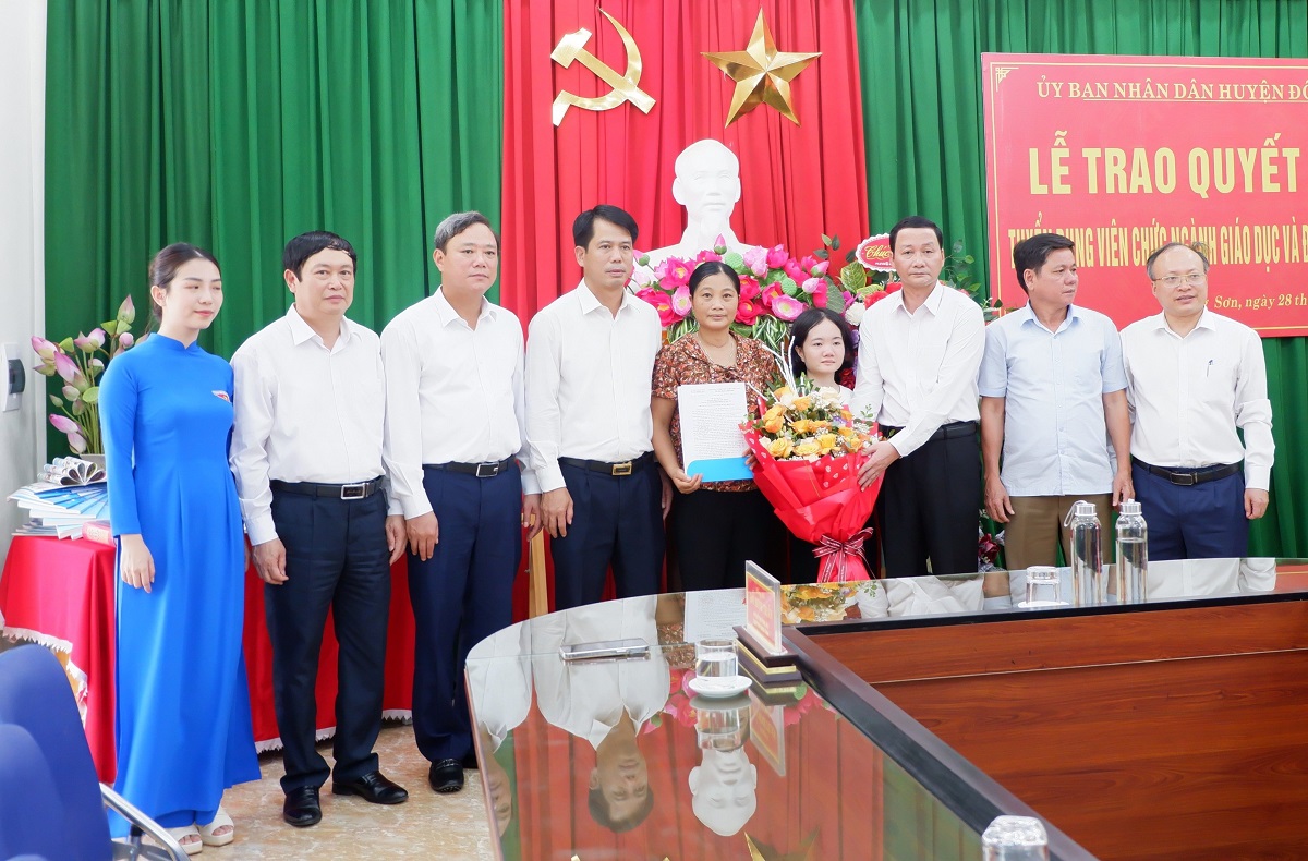 C&ocirc; g&aacute;i kh&ocirc;ng tay x&uacute;c động nhận quyết định tuyển dụng đặc c&aacute;ch từ Chủ tịch Thanh H&oacute;a - Ảnh 5.