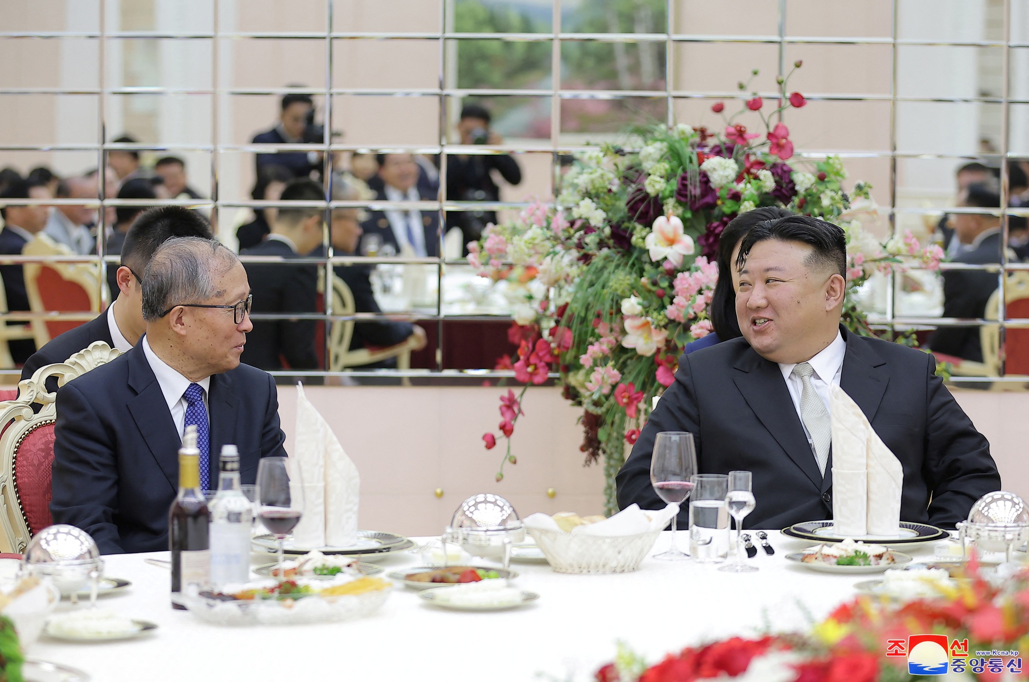 Ông Kim Jong-un mở tiệc đãi đoàn Trung Quốc, đưa ra cam kết mới