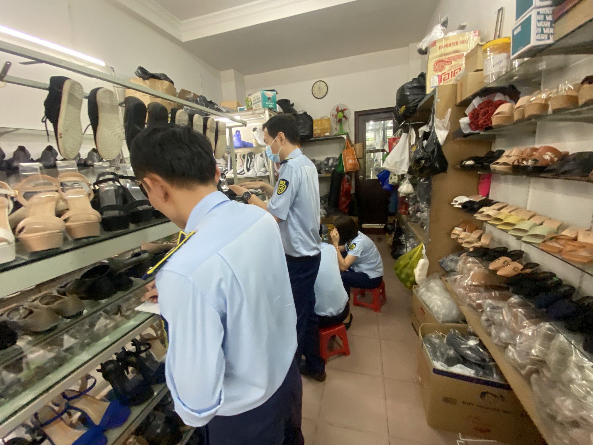 TP HCM: Bu&ocirc;n lậu, h&agrave;ng giả, gian lận thương mại vẫn phức tạp