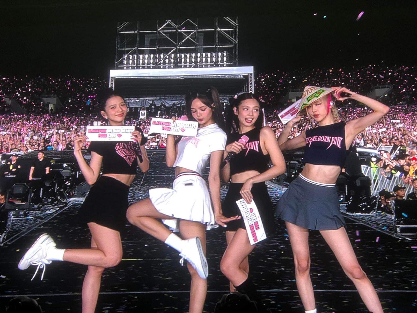 Blackpink nhảy “See tình” của Hoàng Thùy Linh tại Mỹ Đình