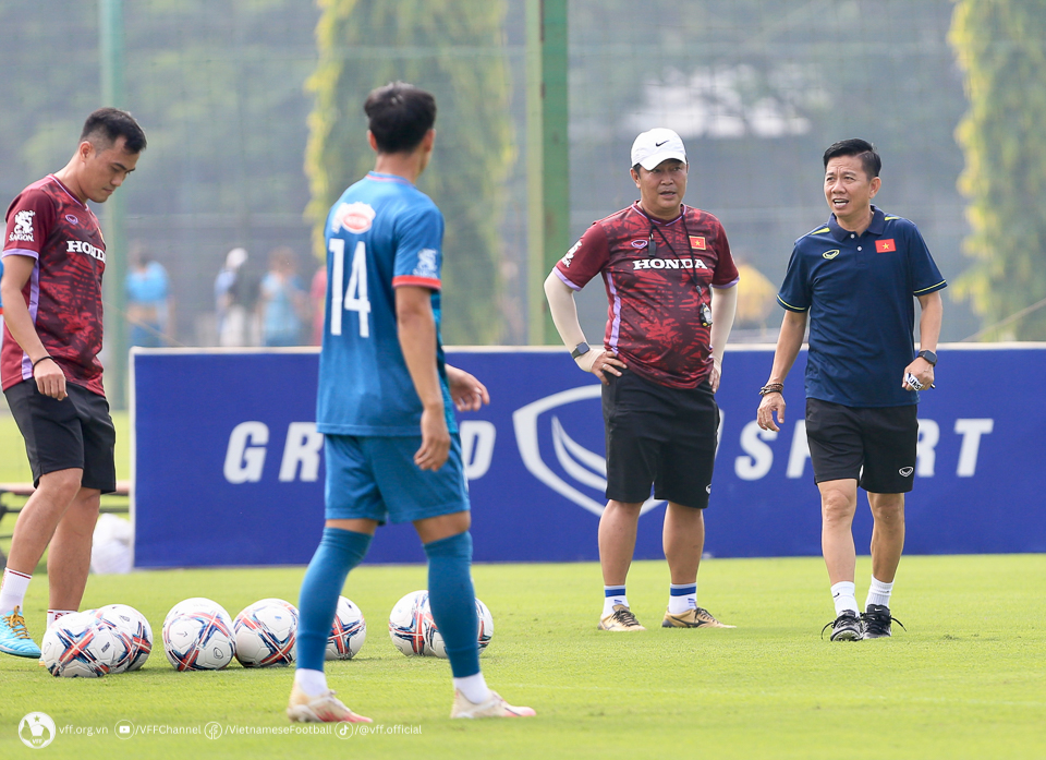 Tuyển U23 Việt Nam hứng khởi trong ng&agrave;y đầu r&egrave;n qu&acirc;n - Ảnh 1.
