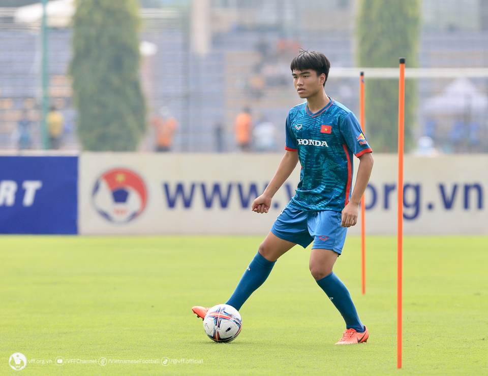 Tuyển U23 Việt Nam hứng khởi trong ng&agrave;y đầu r&egrave;n qu&acirc;n - Ảnh 5.