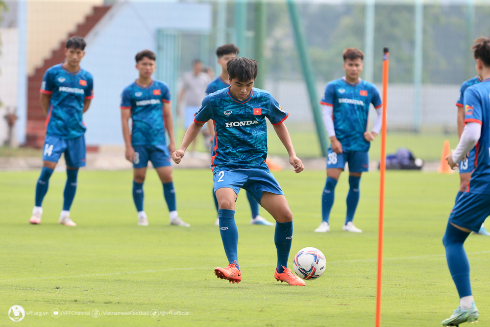 Tuyển U23 Việt Nam hứng khởi trong ng&agrave;y đầu r&egrave;n qu&acirc;n - Ảnh 8.