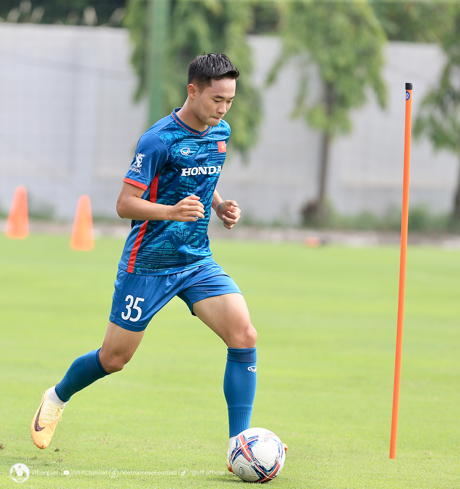 Tuyển U23 Việt Nam hứng khởi trong ng&agrave;y đầu r&egrave;n qu&acirc;n - Ảnh 6.