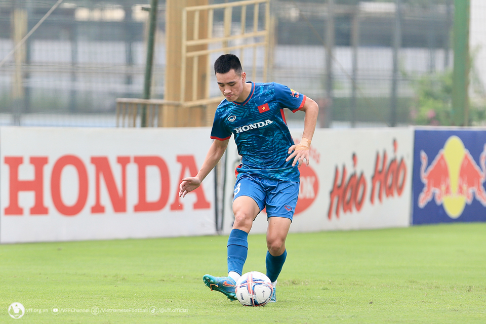 Tuyển U23 Việt Nam hứng khởi trong ng&agrave;y đầu r&egrave;n qu&acirc;n - Ảnh 9.