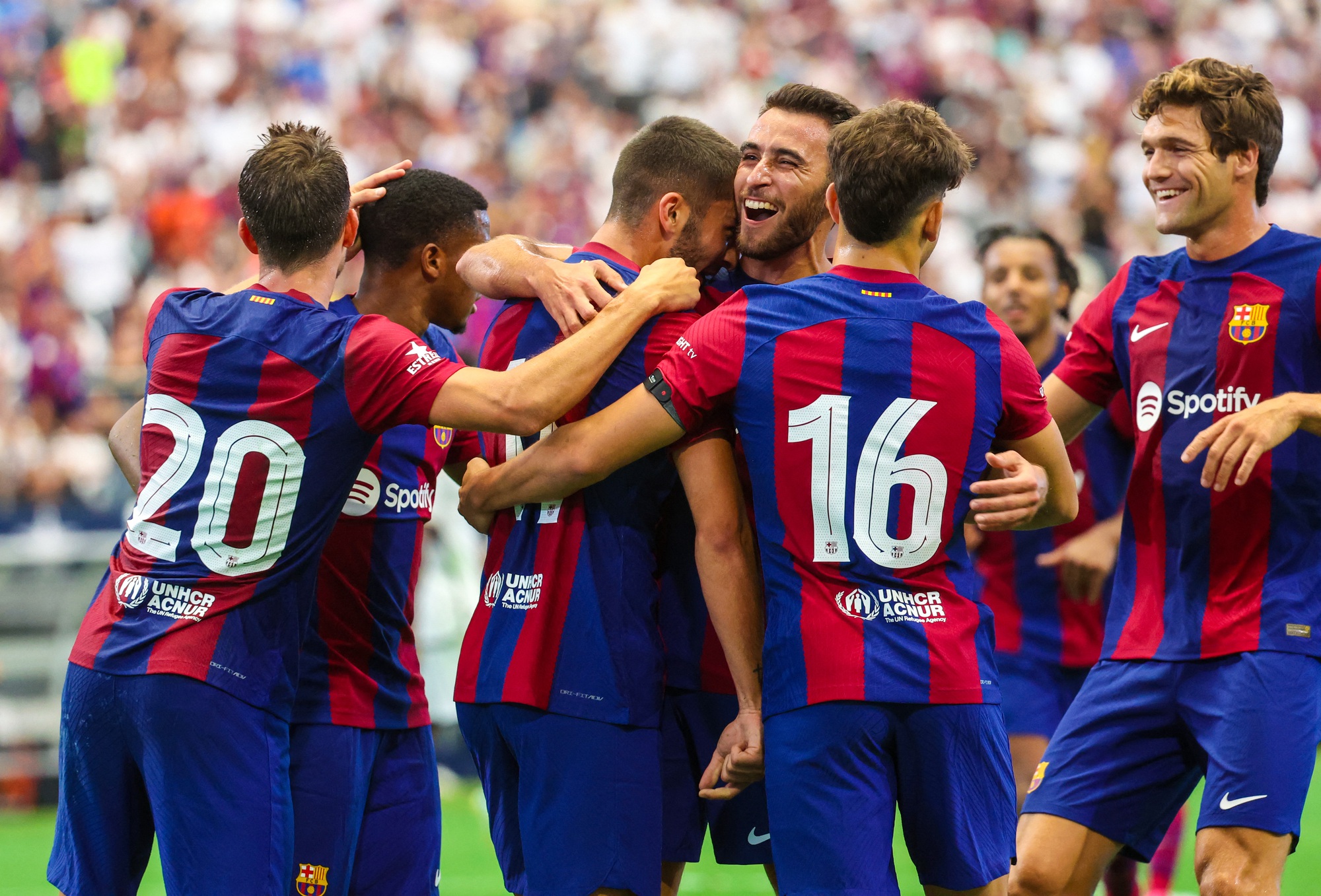 Barcelona thắng tưng bừng "siêu kinh điển", xà ngang 4 lần cản Real