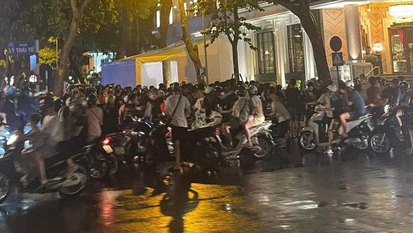 Sốc với đám đông chào đón Blackpink ở Hà Nội