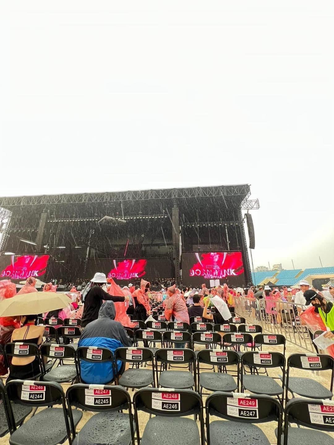 Mưa to trước thềm đ&ecirc;m diễn của Blackpink tại H&agrave; Nội - Ảnh 4.