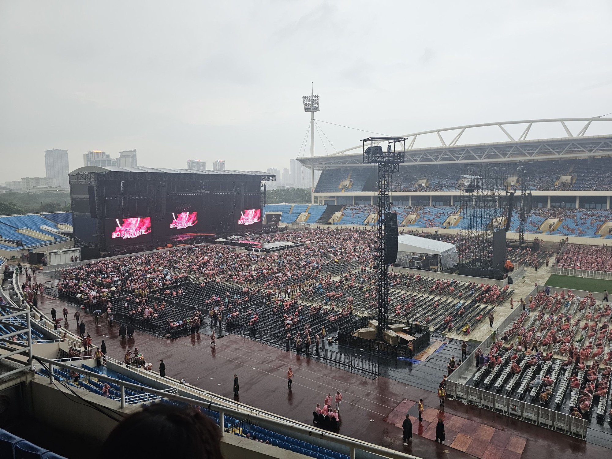 Mưa to trước thềm đ&ecirc;m diễn của Blackpink tại H&agrave; Nội - Ảnh 9.