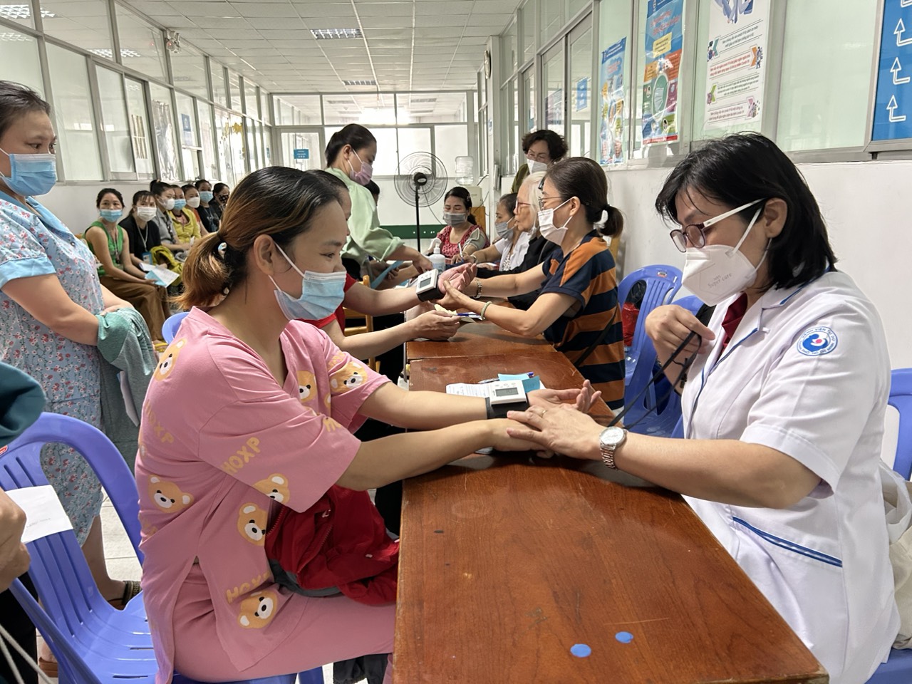 Khám bệnh cho 1.000 công nhân Công ty TNHH PouYuen - Ảnh 1.