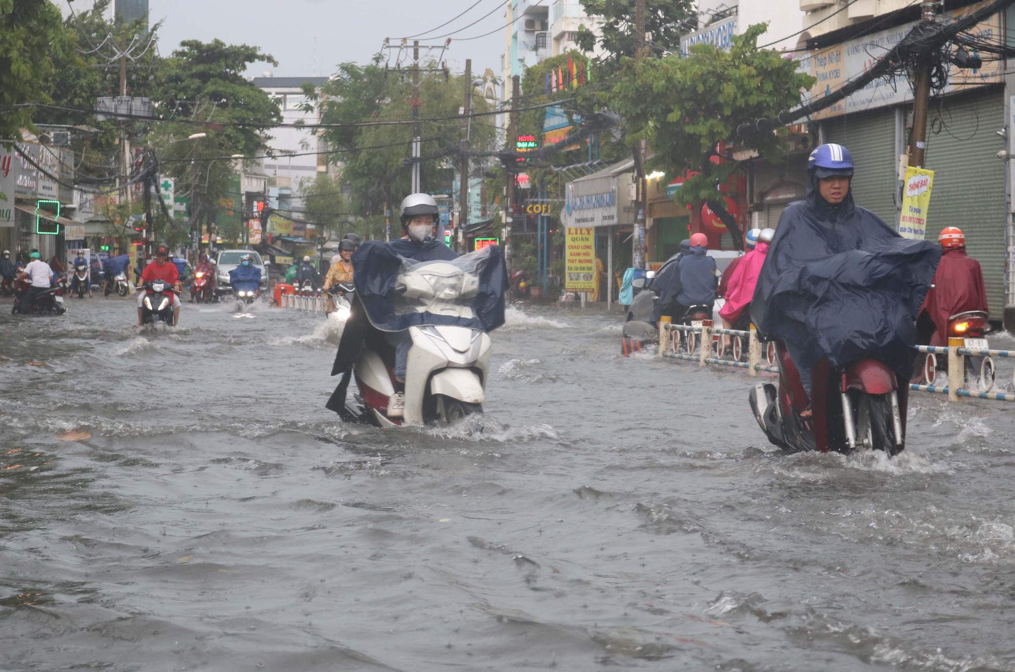 Vì sao TP HCM ngập sâu khi mưa lớn?
