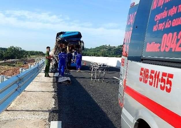 Xe kh&aacute;ch biển số TP HCM bị tai nạn tr&ecirc;n cao tốc Nha Trang - Cam L&acirc;m, 2 người tử vong - Ảnh 2.