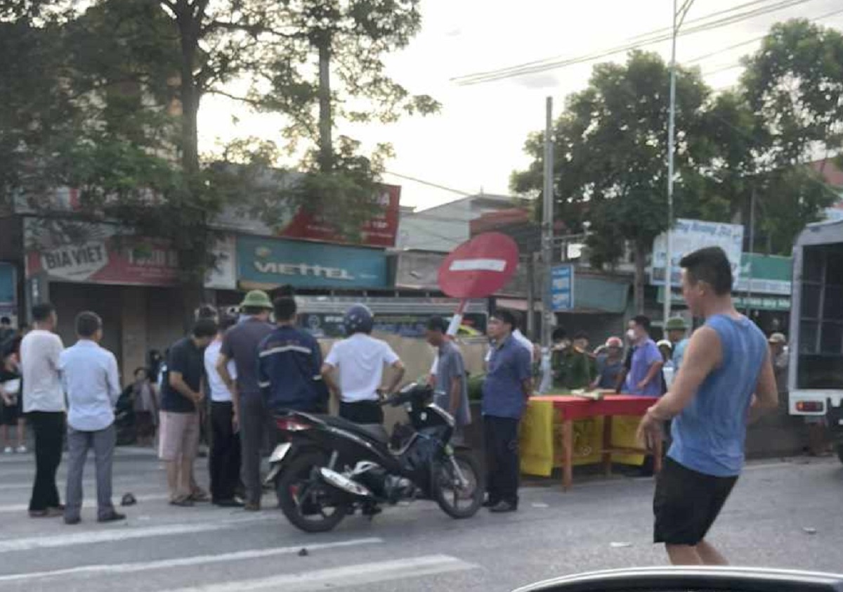 Va chạm với ôtô, 2 người đi xe máy tử vong tại chỗ