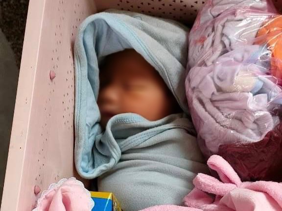 Bé trai khoảng 7 đến 15 ngày tuổi bị bỏ rơi trên đường ở TP Thủ Đức