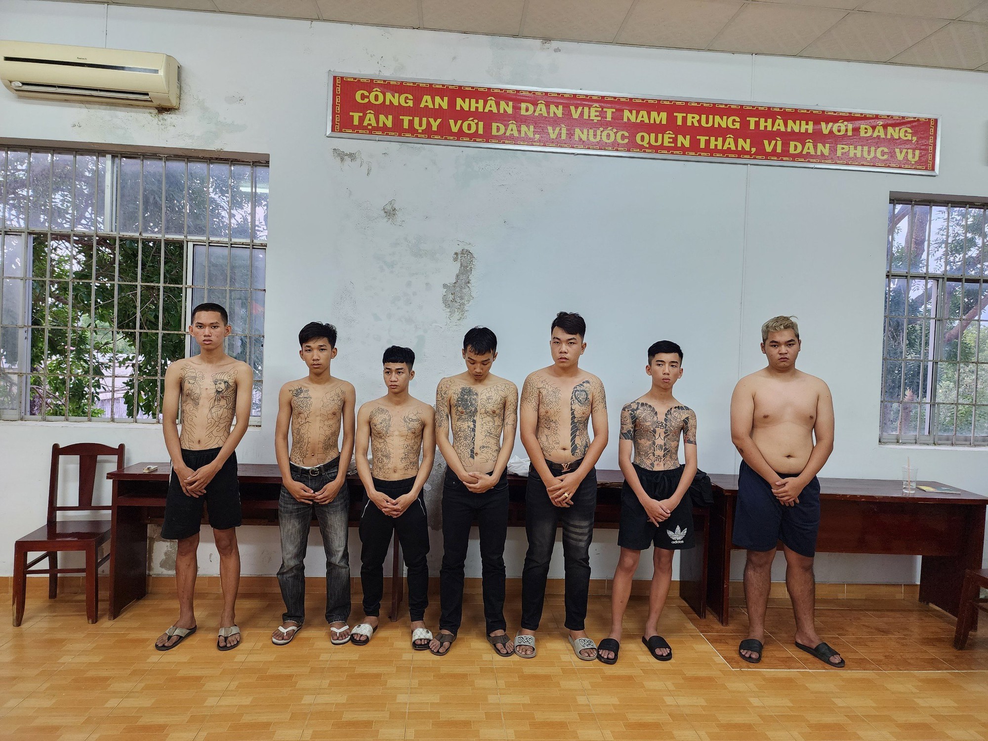Bắt tr&ugrave;m băng nh&oacute;m &ldquo;giang hồ n&ocirc;ng trường Ph&uacute; Quốc&rdquo; - Ảnh 4.