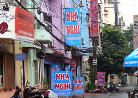 Dụ "tình địch" ra nhà nghỉ đánh dằn mặt rồi tống tiền