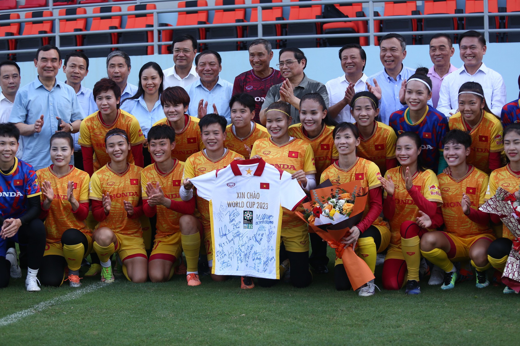 Thủ tướng thăm, động viên đội tuyển nữ trước khi lên đường dự World Cup