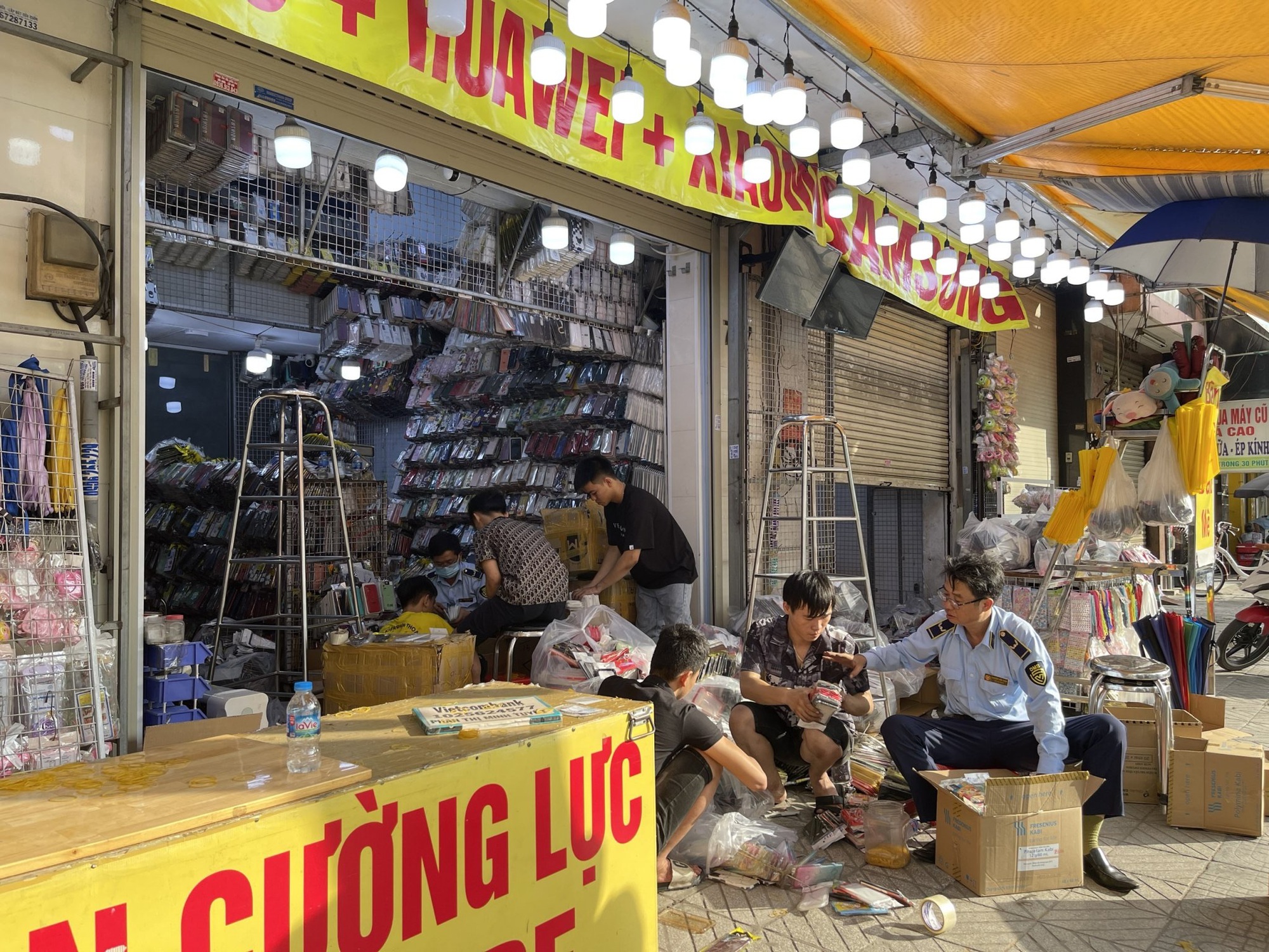 Phát hiện số lượng lớn linh kiện, phụ kiện, thiết bị điện thoại di động không xuất xứ