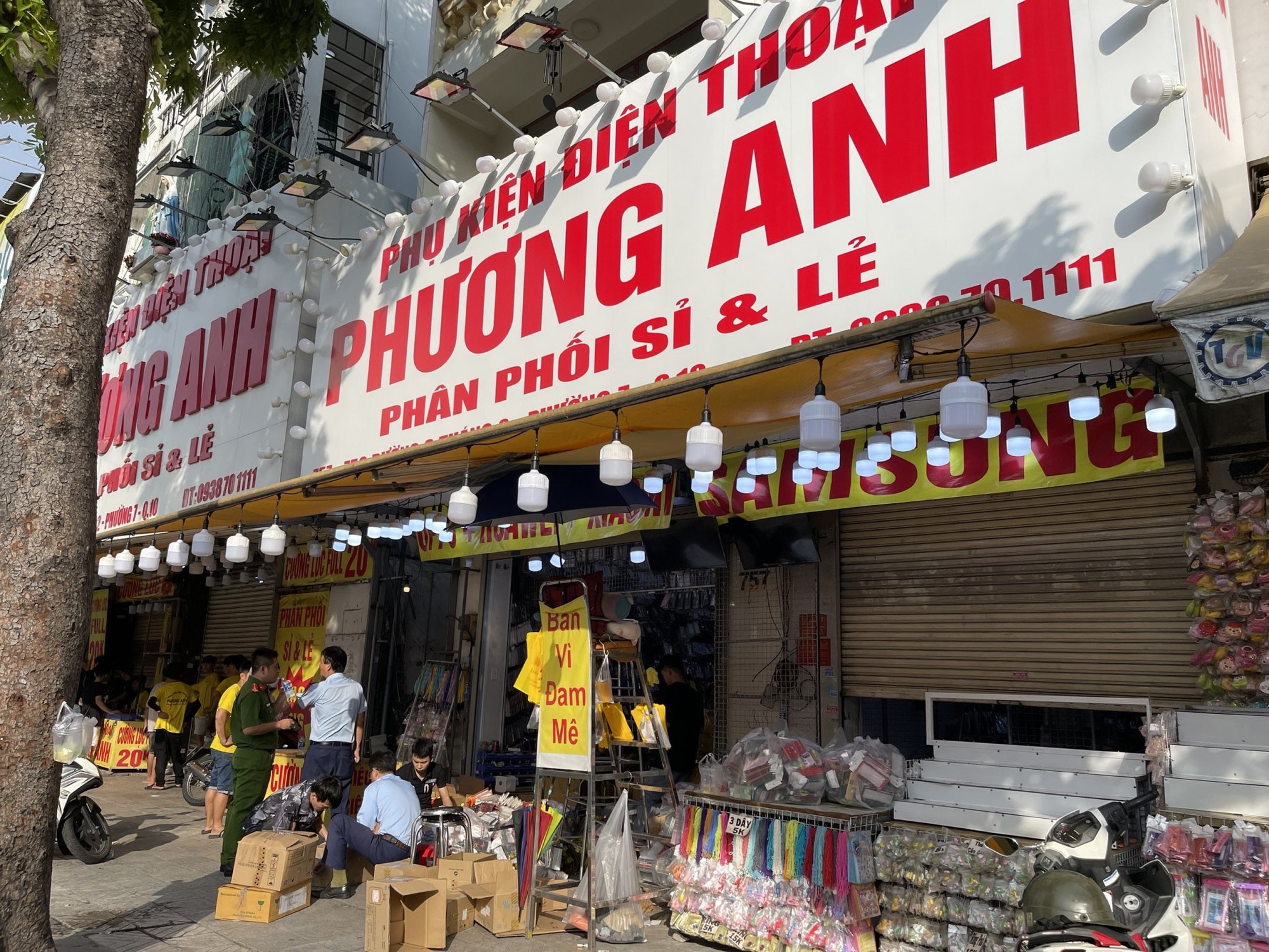 Ph&aacute;t hiện số lượng lớn linh kiện, phụ kiện, thiết bị điện thoại di động kh&ocirc;ng xuất xứ - Ảnh 3.