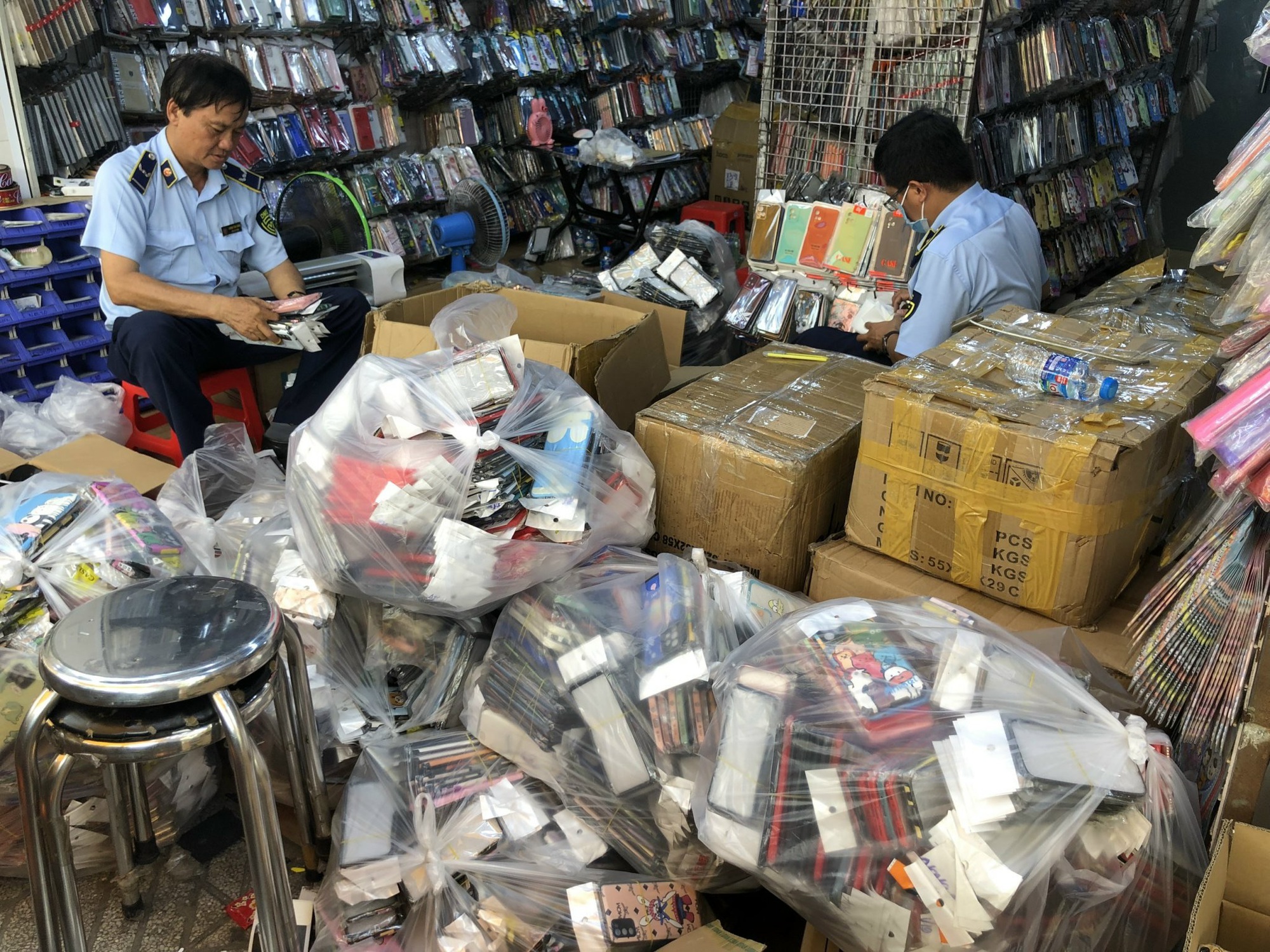 Ph&aacute;t hiện số lượng lớn linh kiện, phụ kiện, thiết bị điện thoại di động kh&ocirc;ng xuất xứ - Ảnh 1.