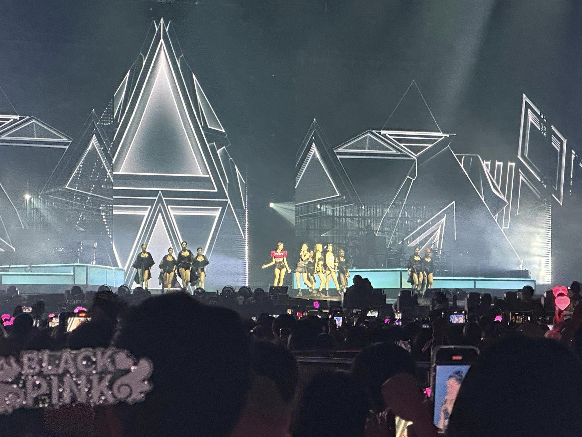 Blackpink đăng bánh kem, nón lá… cảm ơn “fan” Việt! - Ảnh 19.