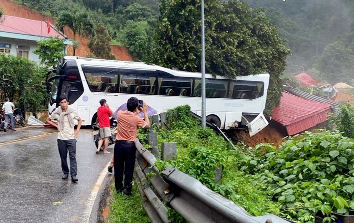 Hiện trường vụ v&ugrave;i lấp 3 CSGT v&agrave; 1 người d&acirc;n tr&ecirc;n đ&egrave;o Bảo Lộc