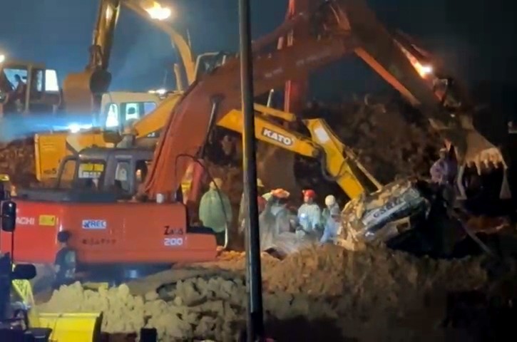 Tìm thấy thi thể 3 cán bộ CSGT trong vụ sạt lở đèo Bảo Lộc - Ảnh 2.