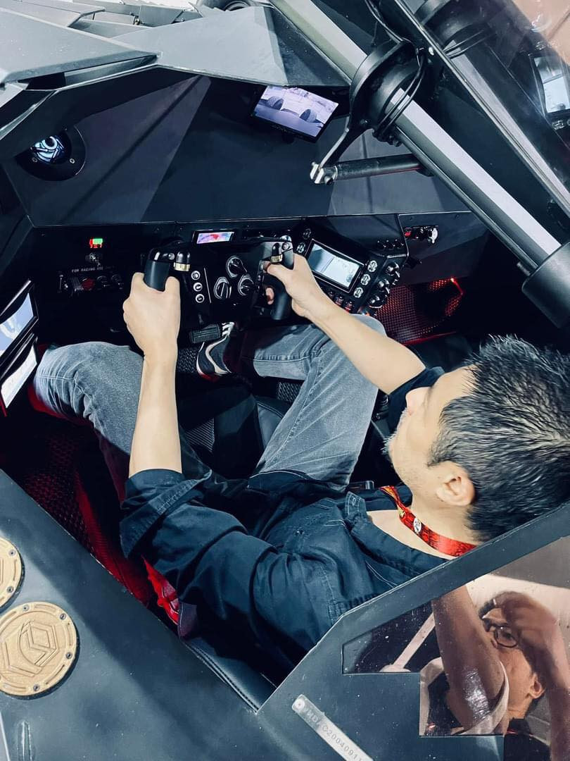 Charlie Nguyễn lái siêu xe Batman siêu "ngầu"