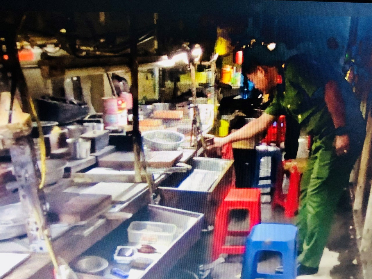 Vụ 19 kg nghi v&agrave;ng: Kh&aacute;m x&eacute;t khẩn cấp, bắt 5 đối tượng - Ảnh 1.