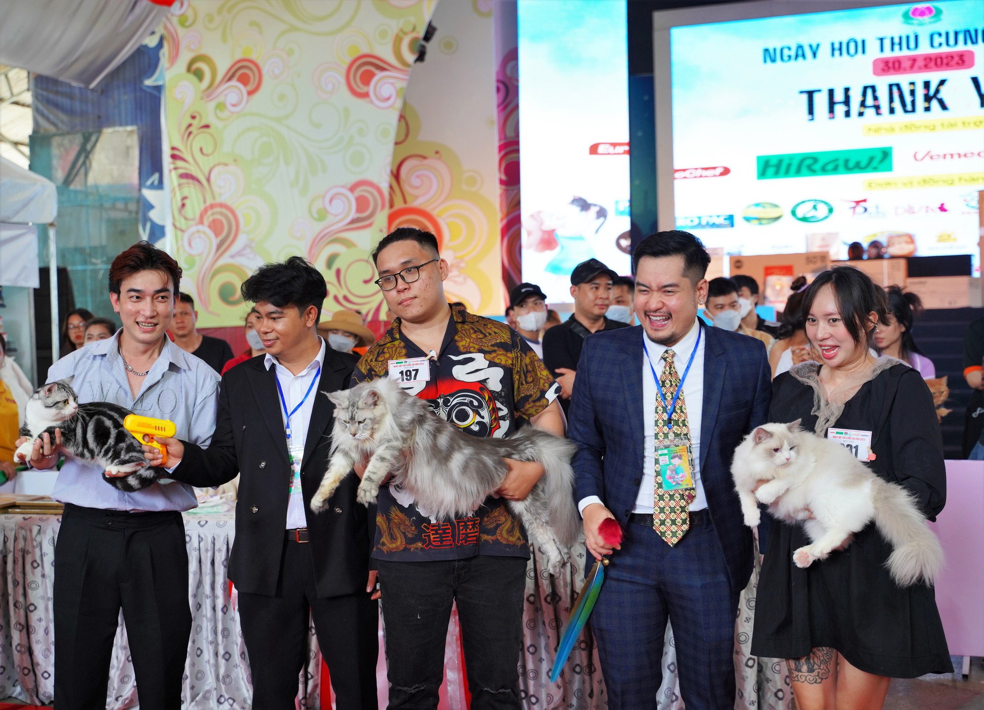 Th&uacute; cưng được nhận thức ăn dinh dưỡng v&agrave; kh&aacute;m sức khỏe miễn ph&iacute;  - Ảnh 17.