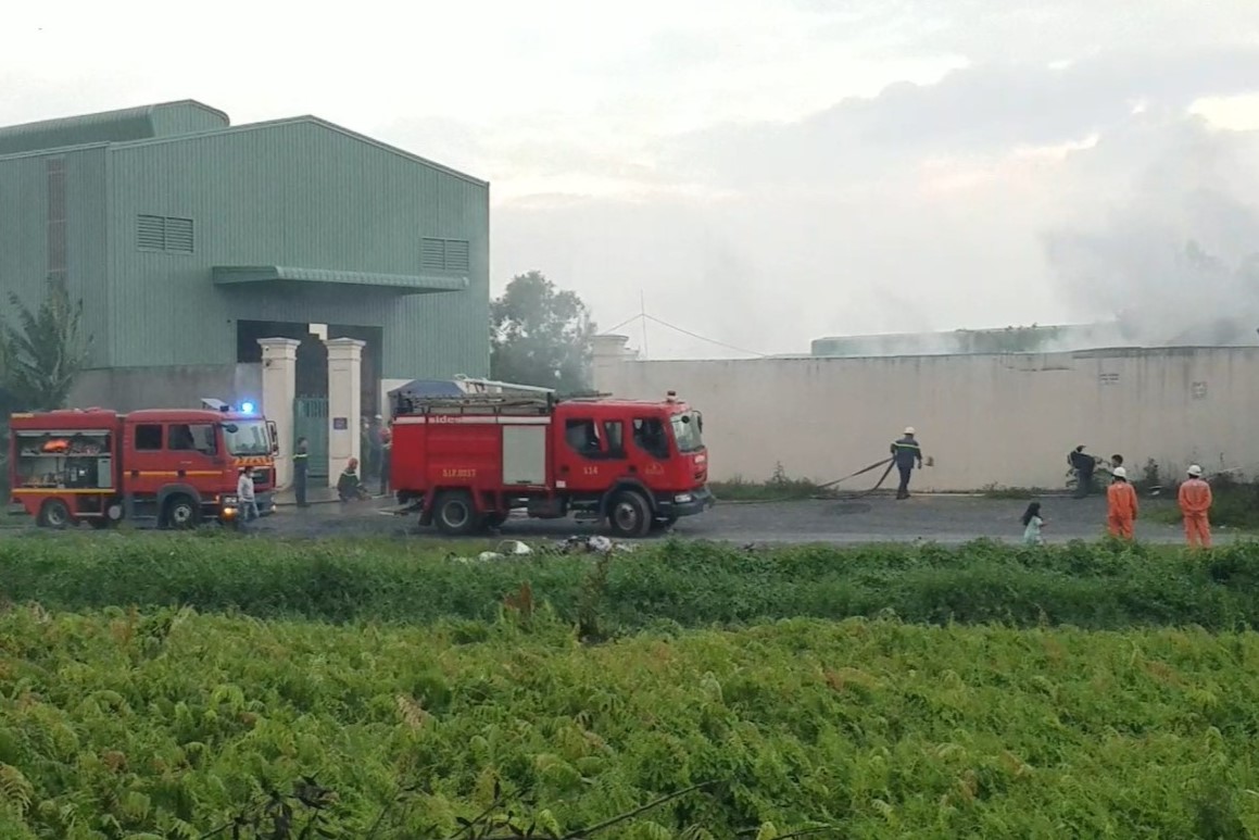 TP HCM: Ch&aacute;y kho chứa h&agrave;ng, cảnh s&aacute;t cạy m&aacute;i t&ocirc;n dập lửa - Ảnh 1.
