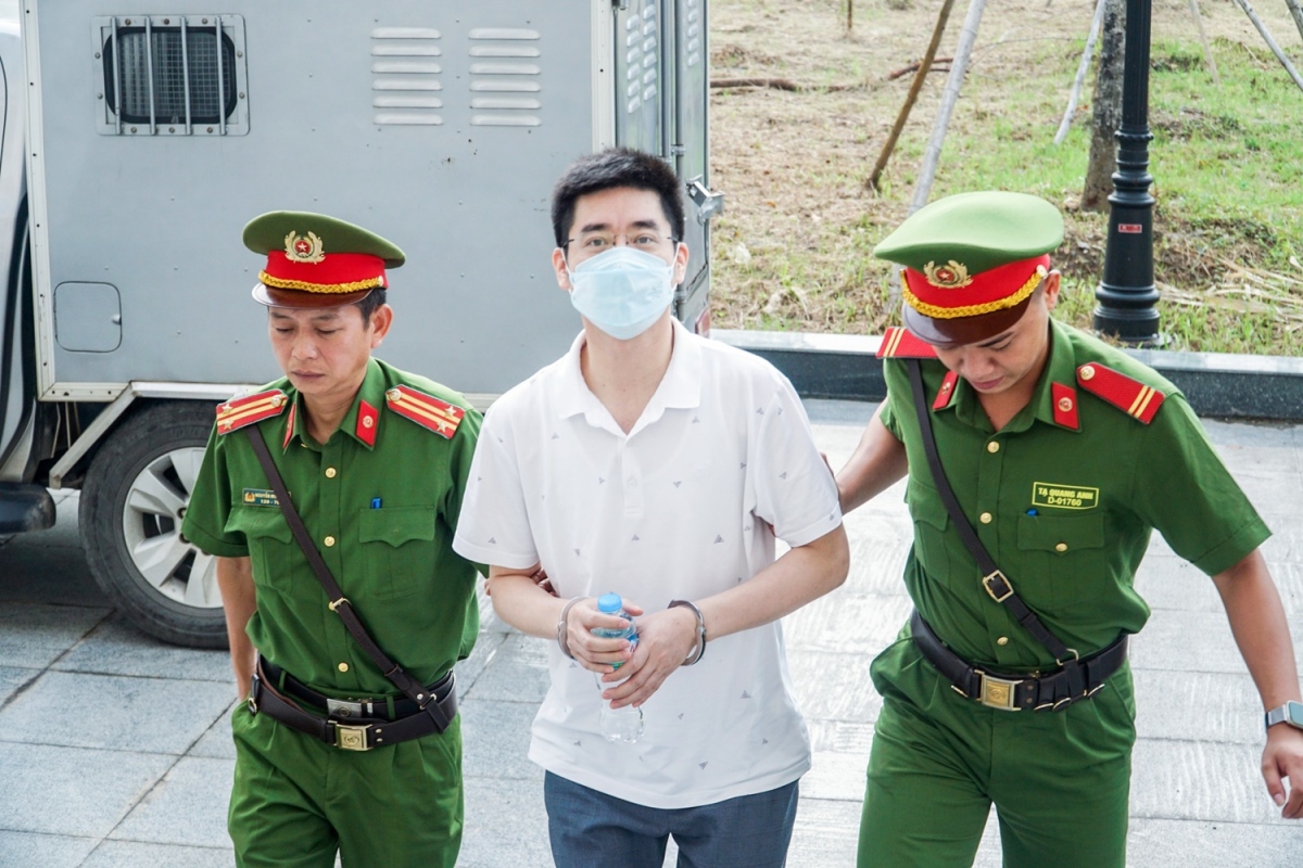 Vụ Chuyến bay giải cứu: V&igrave; sao cựu điều tra vi&ecirc;n, cựu nữ cục trưởng bị tuy&ecirc;n &aacute;n cao hơn đề nghị? - Ảnh 1.