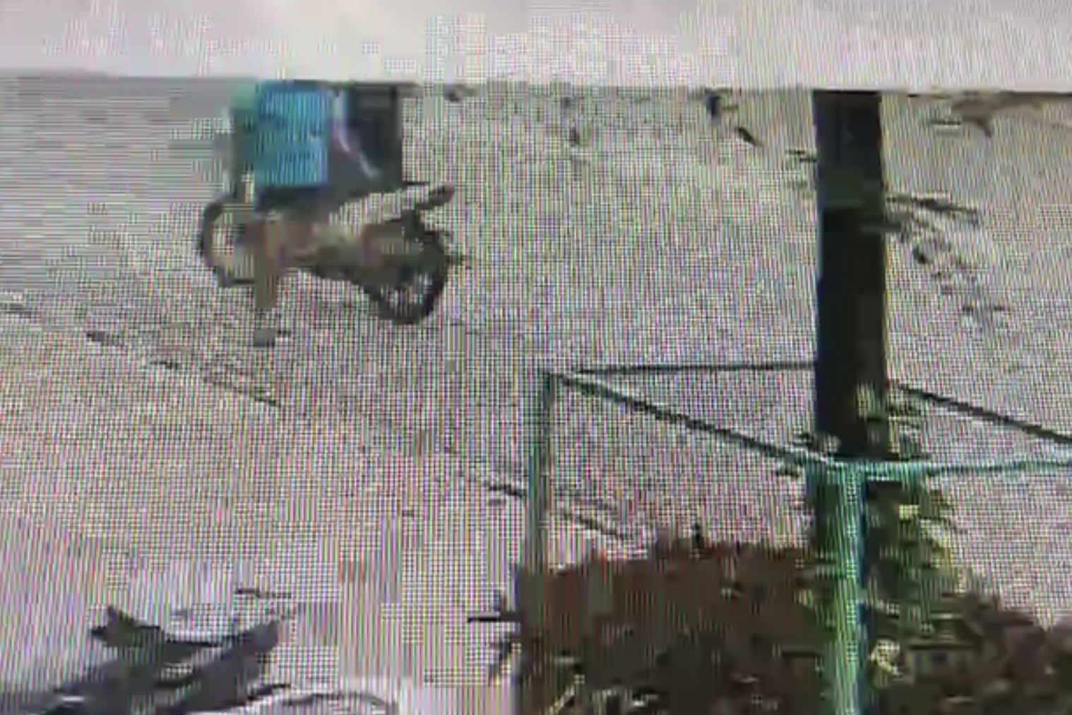 Clip: Áp sát giật dây chuyền của người đàn ông đang đi bộ tập thể dục
