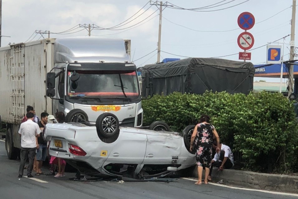 TP HCM: Ô tô chở 5 người "phơi bụng" trên Quốc lộ 1